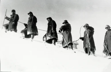 Primera Guerra Mundial: cazadores alpinos italianos (alpino o alpini) durante un ascenso