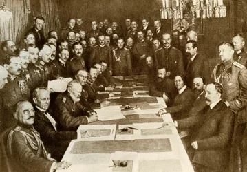 Primera Guerra Mundial: firma del Tratado de Paz de Brest-Litovsk el 03/03/1917 entre los alemanes y los rusos. El Imperio Bolchevique tiene diferentes territorios a Alemania. Representantes de los imperios centrales (o Triple Alianza, Alemania, Austri