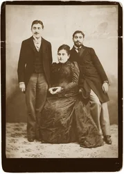 Jeanne Proust nacida Weil (1849-1905) y sus dos hijos Marcel y Robert (1873-1935), Anónimo. Fotografía de gelatina de plata, ca 1891, Colección privada