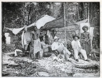 Misión del capitán francés Louis Gustave Binger (1856-1936): campamento de la misión en Afforenou, Costa de Marfil. Grabado en 