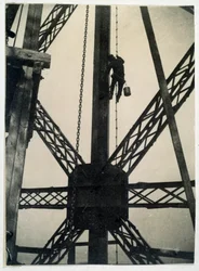 Pintor en la Torre Eiffel en 1889, París