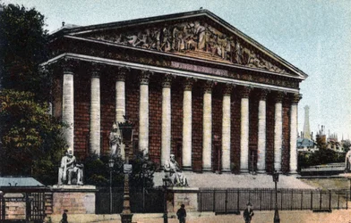 París: vista exterior de la Cámara de Diputados (Asamblea Nacional, Palais Bourbon). Fotografía de 1920 en el «Álbum artístico» de la ciudad de París. Colección privada.