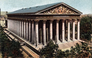 París: vista exterior de la Iglesia de la Madeleine diseñada por el arquitecto Pierre Alexandre Vignon (1763-1828). Fotografía de 1920 en Álbum Artístico de la ciudad de París. Colección privada
