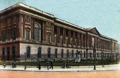 París: vista exterior de la Colonnade du Louvre construida por Claude Perrault (1613-1688). Fotografía de 1920 en “Álbum Artístico” de la ciudad de París. Colección privada.