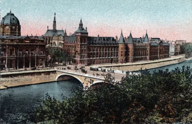 París: vista exterior de la Conciergerie en la Île de la Cité y el puente au Change. Fotografía de 1920 en “Álbum Artístico” de la ciudad de París. Colección privada.