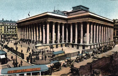 París: vista exterior del Palais Brongniart (Bolsa de París), construido entre 1808-1826 por Alexandre Brongniart (1770-1847). Fotografía de 1920 en “Álbum Artístico” de la ciudad de París. Colección privada.