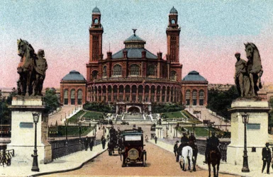 París: vista exterior del Palais du Trocadero y el puente de Iena. Fotografía de 1920 en “Álbum Artístico” de la ciudad de París. Colección privada.