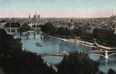 París: panorama del Sena hacia la Catedral de Notre Dame (Notre-Dame) y la Île de la Cité. Fotografía de 1920 en “Artistic Album” de la ciudad de París. Colección privada.