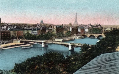 París: panorama del Sena con la Torre Eiffel al fondo. Fotografía de 1920 en Álbum Artístico de la ciudad de París. Colección privada