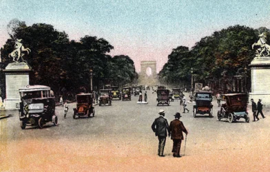 París: tráfico en la Avenida de los Campos Elíseos visto desde la Plaza de la Concordia con el Arco de Triunfo al fondo. En los lados, los Caballos de Marly. Fotografía de 1920 en el "Álbum Artístico" de la ciudad de París. Colección privada.