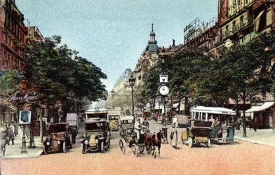 París: tráfico en el boulevard des Italiens, uno de los grandes bulevares de la ciudad. Fotografía de 1920 en “Álbum Artístico” de la ciudad de París. Colección privada.