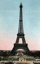 París: vista de la Torre Eiffel construida entre 1887 y 1889 por Gustave Eiffel (1832-1923). Fotografía de 1920 en "Álbum Artístico" de la ciudad de París. Colección privada
