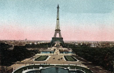 París: vista de los Jardines del Trocadero con la Torre Eiffel y el puente de Iena sobre el Sena. Fotografía de 1920 en el "Álbum Artístico" de la ciudad de París. Colección privada.
