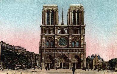 París: vista de la fachada de la Catedral de Notre Dame (Notre-Dame). Arquitectura gótica. Fotografía de 1920 en “Artistic Album” de la ciudad de París. Colección privada.