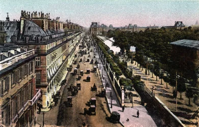 París: vista del tráfico en la rue de Rivoli, hacia el Louvre. Fotografía de 1920 en “Álbum Artístico” de la ciudad de París. Colección privada.