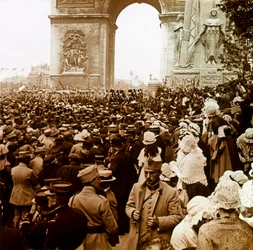 Fotografía - Placa de vidrio estereoscópica sobre la Primera Guerra Mundial: La población parisina el día de la victoria en 1919