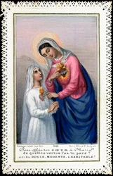 Imagen piadosa: Niña en vestido de comunión ofreciendo su corazón a la Virgen María. "Para ofrecer tu corazón a María, de qué virtudes lo adornas, eres dulce, modesta, caritativa". Tarjeta dentada. Colección privada