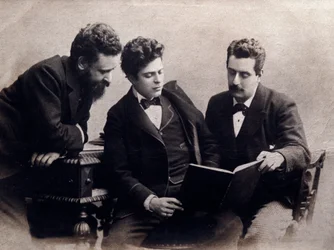 Retrato de (de izq. a der.) Alberto Franchetti, Pietro Mascagni y Giacomo Puccini compositores italianos. Fotografía. 1900 ca. Colección privada