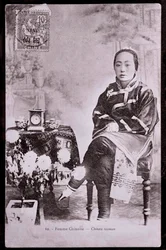 Retrato de mujer china en traje tradicional con pies vendados - Fotografía de principios del siglo XX - Colección privada