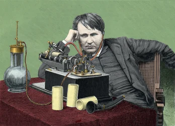 Retrato de Thomas Edison (1847-1931), físico estadounidense, con su fonógrafo. Grabado alrededor de 1900