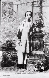 Retrato de una joven china en traje tradicional. Fotografía de principios del siglo XX - Colección privada