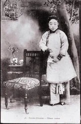 Retrato de una joven china con traje tradicional. Tiene los pies vendados - Fotografía de principios del siglo XX - Colección privada