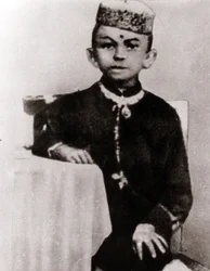 Retrato del líder político Mohandas Karamchand Gandhi (1869-1948) de niño - Fotografía hacia 1875