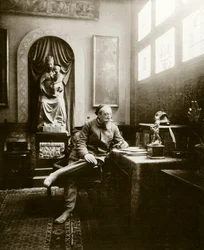 Retrato del escritor francés Anatole France en 1904 en su oficina. Colección privada