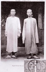 Retrato de dos chinos de la región de Yunnan en traje tradicional. Fotografía de principios del siglo XX - Colección privada