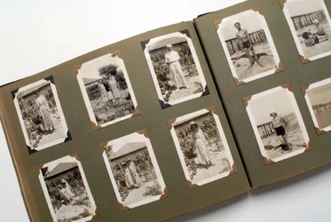 Naturaleza muerta de un álbum de fotos (fotográfico) alrededor de 1925.