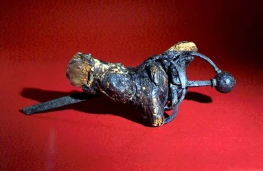 Espada en raíz de árbol