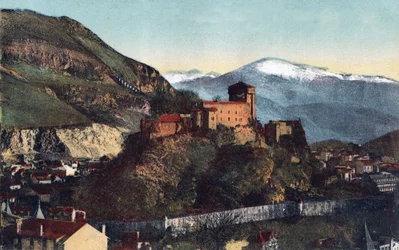 El castillo y la cadena de los Pirineos en Lourdes - Altos Pirineos (65) alrededor de 1900.