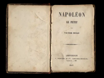Portada de “Napoleón el Pequeño”, panfleto político de Victor Hugo sobre Louis-Napoleon Bonaparte (Napoleón III). 1855.
