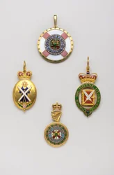 Reino Unido - Orden del Cardo - Izquierda: Insignia de heraldo de armas escocesas, esta insignia no está exclusivamente vinculada a la Orden del Cardo, Mediados del siglo XVIII, Oro y esmaltes, H 7 cm; w 3.8 cm; peso: 36 g - Derecha: insignia de decano de 