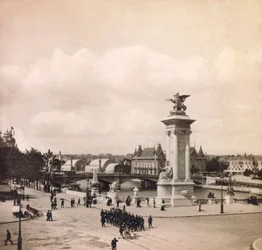 Exposición Universal de 1900 en París: Pilón del puente Alejandro III