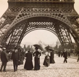 Exposición Universal de 1900 en París: Vista bajo la Torre Eiffel