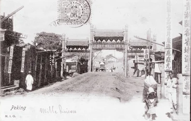 Vista de una puerta de la ciudad de Pekín, China. Fotografía de 1906. Colección privada