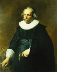 Retrato de un caballero, tres cuartos de longitud, vistiendo un traje negro con cuello y puños blancos, junto a una mesa con un reloj