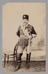 Retrato de cuerpo entero de Mozaffar al-Din Shah, finales del siglo XIX-principios del siglo XX (impresión de gelatina de plata)