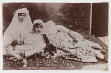 Mujeres posando con ramos de flores