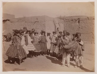 Grupo de mujeres bailando en traje tribal