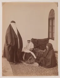 Dos mujeres veladas y un niño