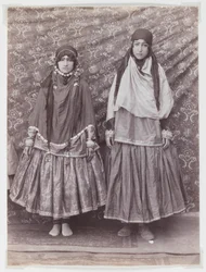Dos mujeres en traje tribal