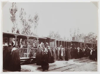 Mujeres veladas abordando un tren