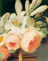 Ramo de lirios y rosas en una canasta sobre una chiffonniere (detalle)