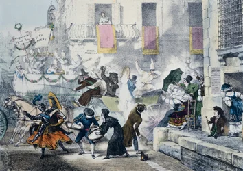 Lanzando confeti durante el carnaval en Roma
