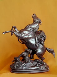 León atacando a un caballo. Escultura de bronce de Antoine Louis Barye (1795-1875), siglo XIX. París, Museo del Louvre