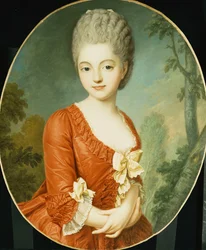Retrato de una joven dama, medio cuerpo, con un vestido rojo con lazos, en un parque