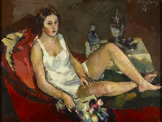 mujer joven, en, sofá rojo
