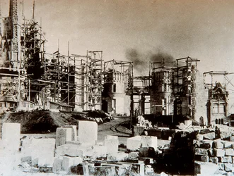 Arquitectura: vista de la Catedral de la Sagrada Familia, Barcelona - el sitio de construcción en 1899